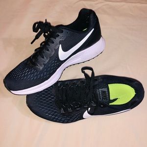 Women’s Nike Zoom Pegasus 34. Black and white